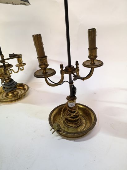 null Deux lampes bouillotte de style, en bronze doré et ciselé, 2 ou 3 lumières,...