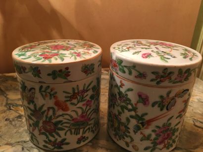 null CHINE. Paire de pots couverts en porcelaine, décor en émaux de la famille verte...