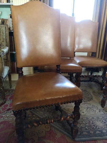 null Réunion de 12 chaises en chêne de style Louis XIII, garniture de simili cuir...