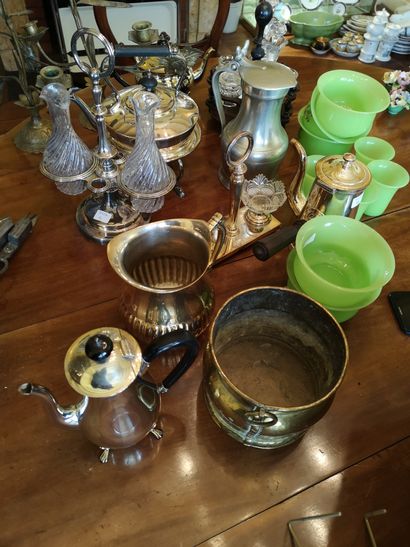 Lot including: pourers, dish-warmers, oil-bowl...