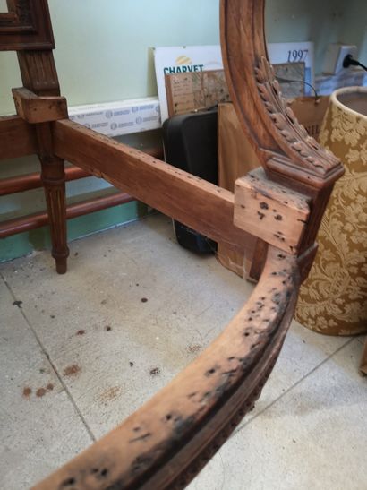 null 2 carcasses de fauteuils à dossier plat style Louis XVI. Ht : 104 cm. Profondeur...