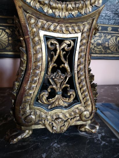 null Gilded lacquered wood clock with rich decoration of acanthus leaves and lion's...