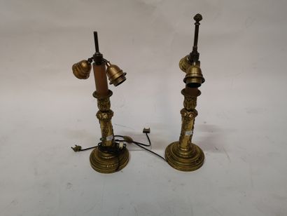 Deux lampes en bronze doré et ciselé décor...