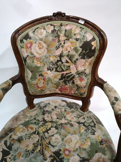 null Petit fauteuil cabriolet en bois naturel, en partie d'époque Louis XV. (inv....