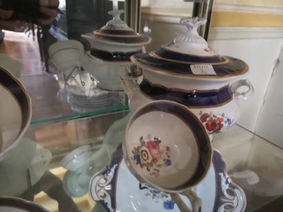 null Service à thé en porcelaine de Paris décor floral et liseret bleu et or comprenant...