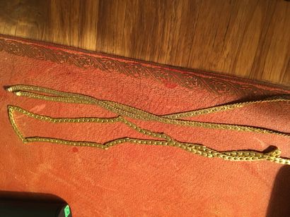 null 
Deux colliers en or jaune. Epingle de cravate perle et or. (inv. 150) Poids...