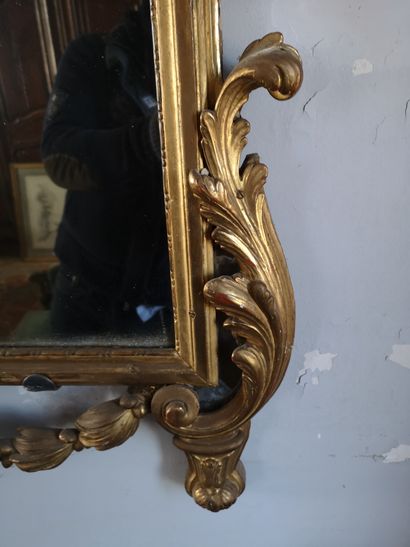 null Miroir doré à fronton à décor de vase fleuri et de guirlandes feuillagées. XIXème...