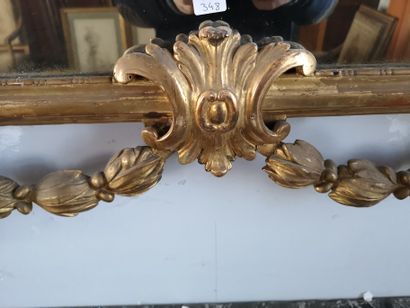 null Miroir doré à fronton à décor de vase fleuri et de guirlandes feuillagées. XIXème...