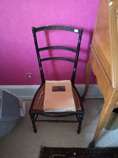 null Lot comprenant : fauteuil Voltaire, deux chaises à barrettes laquées noir, table...