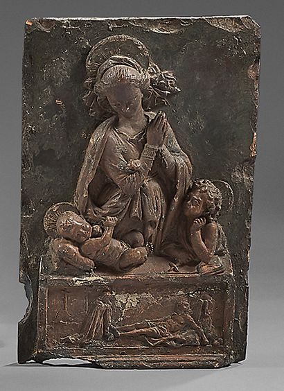 null Bas-relief «La Vierge adorant l'Enfant avec saint Jean-Baptiste» en terre cuite...