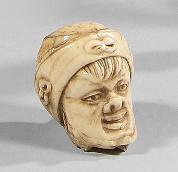 null Small grotesque head in ivory.
German work of the 16th century.
H: 3 cm