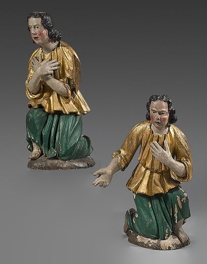 null Paire d'anges implorants en bois doré et polychrome.
France, XVIIIe siècle (ailes...