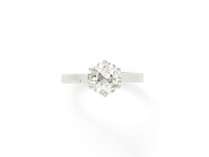 null Ring solitaire in white gold 750 thousandth, decorated with a diamond old cut...