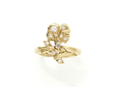 null Gold ring 750 thousandth, with finely engraved foliage decoration, punctuated...