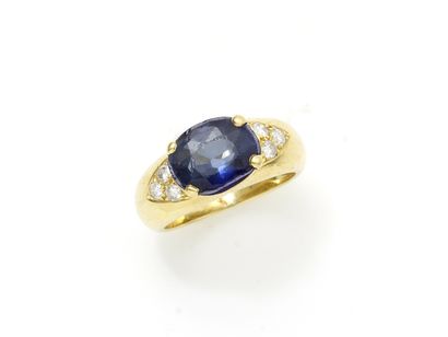 null Ring jonc in gold 750 thousandths, decorated with a blue stone shouldered by...