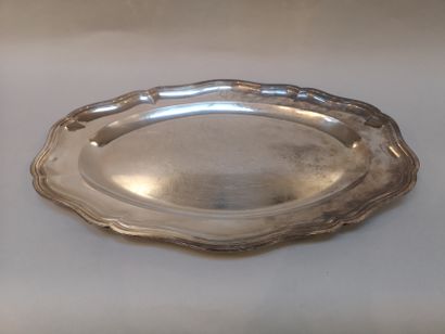 null Silver oval dish. By Louis-Joseph Lenhendrick, Paris, 1772. Contoured and filleted,...