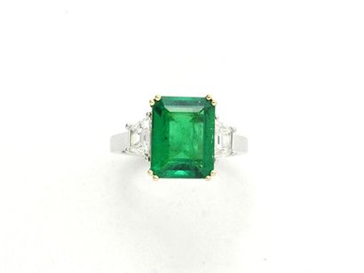null Ring 2 tones of gold 750 thousandths, ornamented with a rectangular emerald...