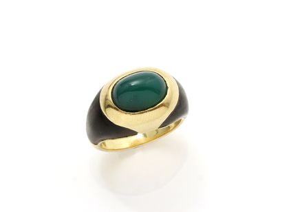 null BOUCHERON. Bague jonc en or 750 millièmes, ornée d’un cabochon de chrysoprase...