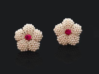 null CARTIER Paris. Pair of ear clips in gold 750 thousandths, decorated with flower,...