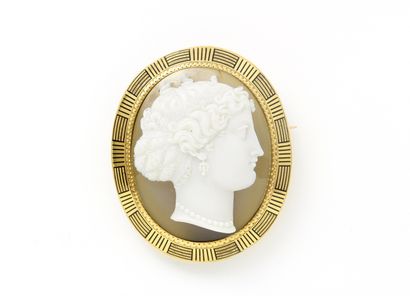 null Brooch in gold 750 thousandths, decorated with an agate cameo 2 layers representing...