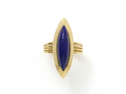 null Bague marquise en or 750 millièmes ornée d’un cabochon de lapis-lazuli en serti...