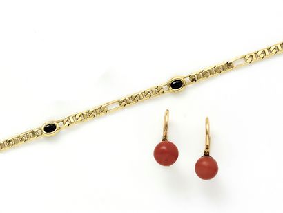 null Lot in gold 750 thousandth, composed of a bracelet and a pair of earrings. The...