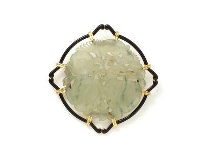 null Delicate openwork brooch in gold 750 thousandths, the enamelled grinding retaining...