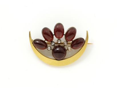 null Brooch in gold 750 thousandths composed of a crescent surmounted by cabochons...