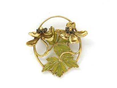 null René LALIQUE (1860-1945). Délicate broche ajourée en or 750 millièmes décorée...