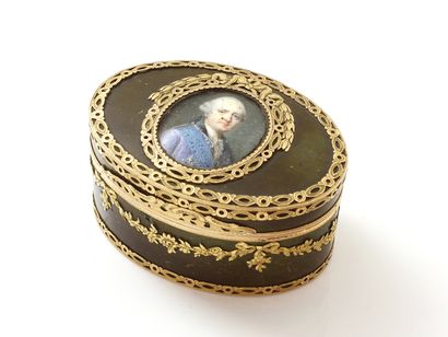 null Rare oval snuffbox of present in tortoise shell, mounted and lined with gold...