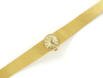 null MOVADO. Montre bracelet de dame en or 750 millièmes, cadran rond doré avec index...