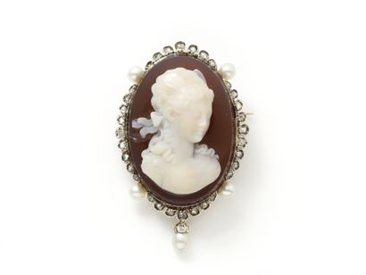 null Gold 750 and silver 800 thousandths pendant brooch adorned with a cameo agate...