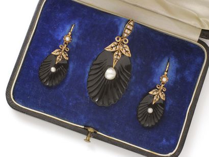null Half set in gold 750 thousandths with decoration of shells in onyx, composed...