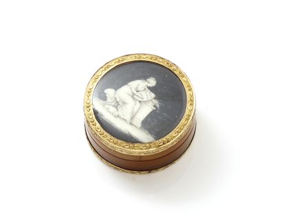 null Round box in blond tortoiseshell mounted in gilt metal, the lid inlaid with...