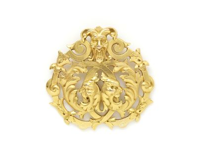 null Pendant in gold 750 thousandths with openwork and chiselled decoration, centered...
