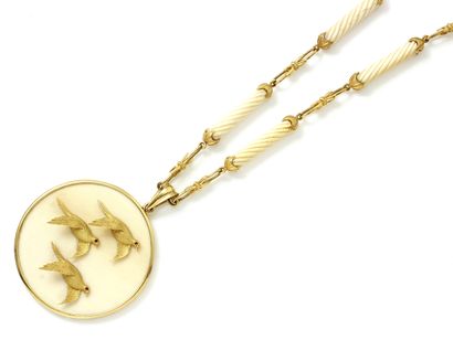 null Long necklace in gold 750 thousandths and ivory holding an important removable...