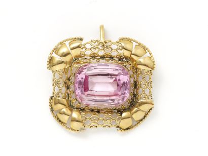 null Brooch pendant in gold 750 thousandths decorated with a stone pink cut cushion...