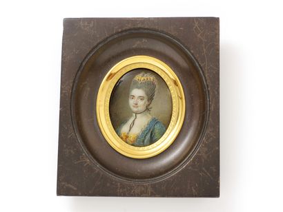 null Portrait miniature ovale peint sur ivoire d’une jeune femme en buste, de trois-quarts...