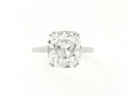 null 
Solitaire
ring in
 white gold 750 thousandth, decorated with a cushion diamond...