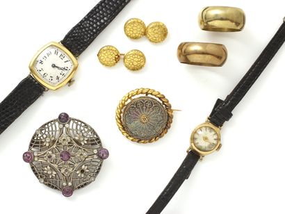 null Lot composé de petits bijoux, d’une montre bracelet de dame en or 750 millièmes...