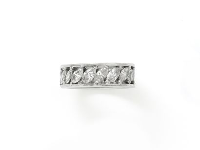 null Large wedding ring in white gold 750 thousandth dressed with a suite of diamonds...