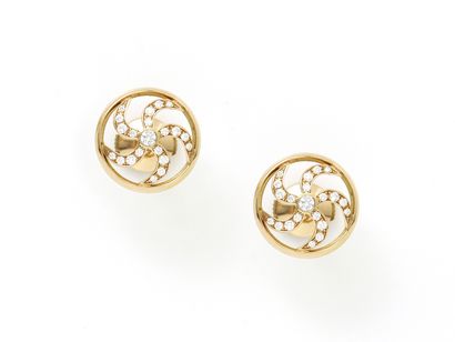 null 
LÉON HATOT. Paire de boucles d’oreilles en or 750 millièmes, à décor ajouré...