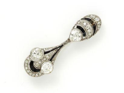 null 
Elegant 950°/°° platinum 
brooch with openwork palmettes motifs set with two...