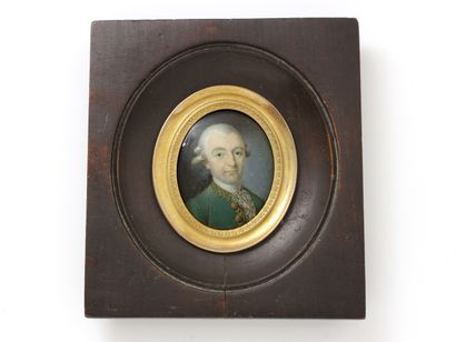 null Portrait miniature ovale peint sur ivoire d’un homme en buste, de trois-quarts...
