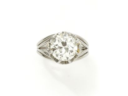 null 
Solitaire
ring in 
platinum 850°/°° with an old cut diamond of about 3.48 carats...