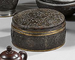 CHINE - Début du XXe siècle Boîte de forme ronde en noix de coco sculpté de motifs...