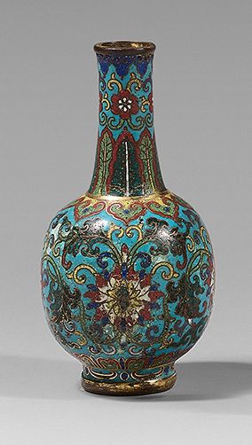CHINE - Début du XIXe siècle Petit vase en bronze et émaux cloisonnés polychromes...