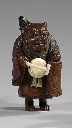 JAPON - Epoque MEIJI (1868-1912) Netsuke en buis, oni debout déguisé en prêtre, portant...