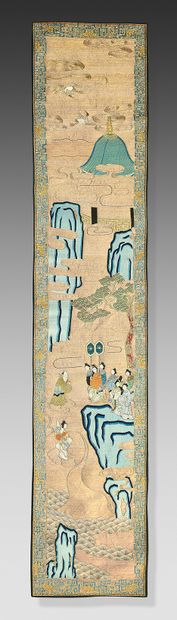 CHINE - XIXe siècle Ensemble de trois panneaux en soie, brodés aux fils polychromes...