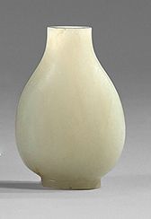 CHINE - XIXe siècle Flacon tabatière piriforme en néphrite blanche. (Sans bouchon...